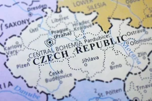 Mapa České republiky v obklopení sousedících států.