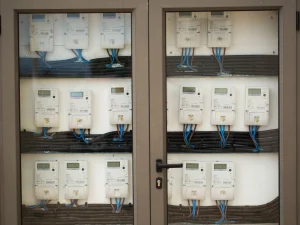Prosklená skříň s elektroměry pro bytový dům.