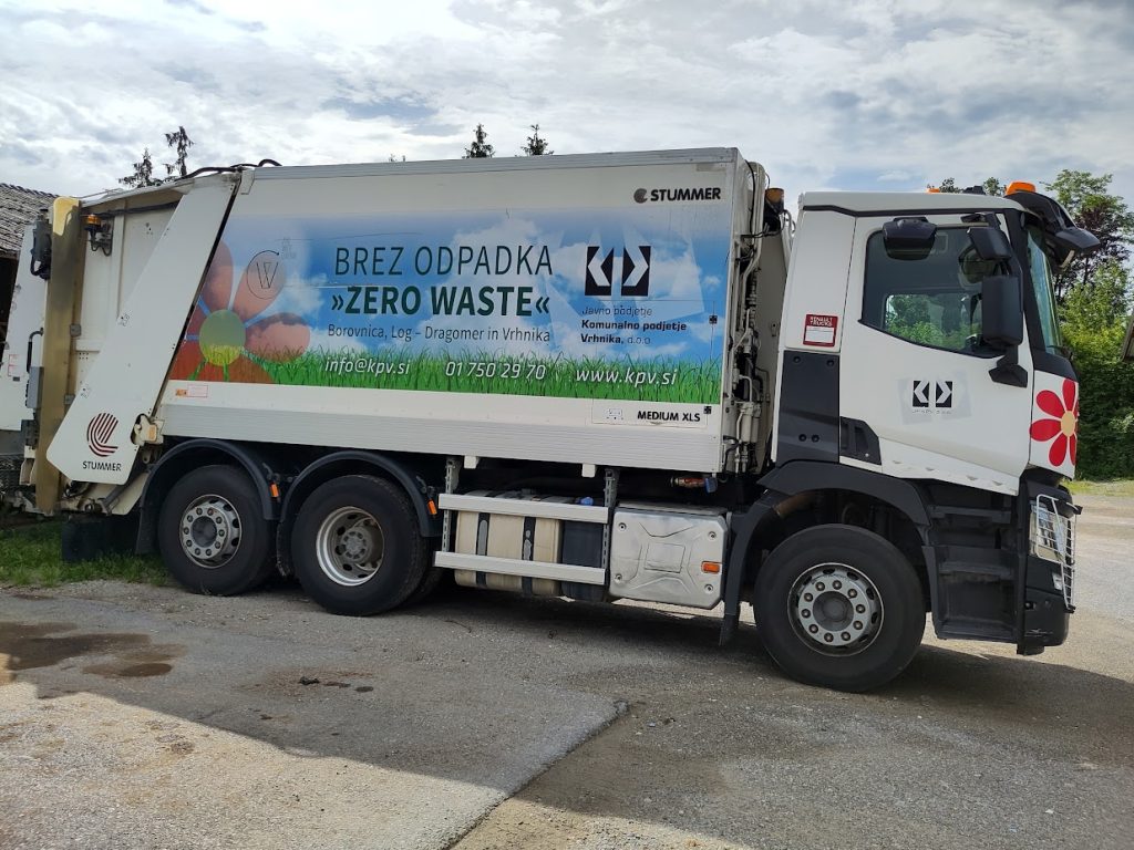 Bílé níákladní auto na svoz odpadu s nápisem Zero Waste ze zero waste obce Vrhnika ve Slovinsku.